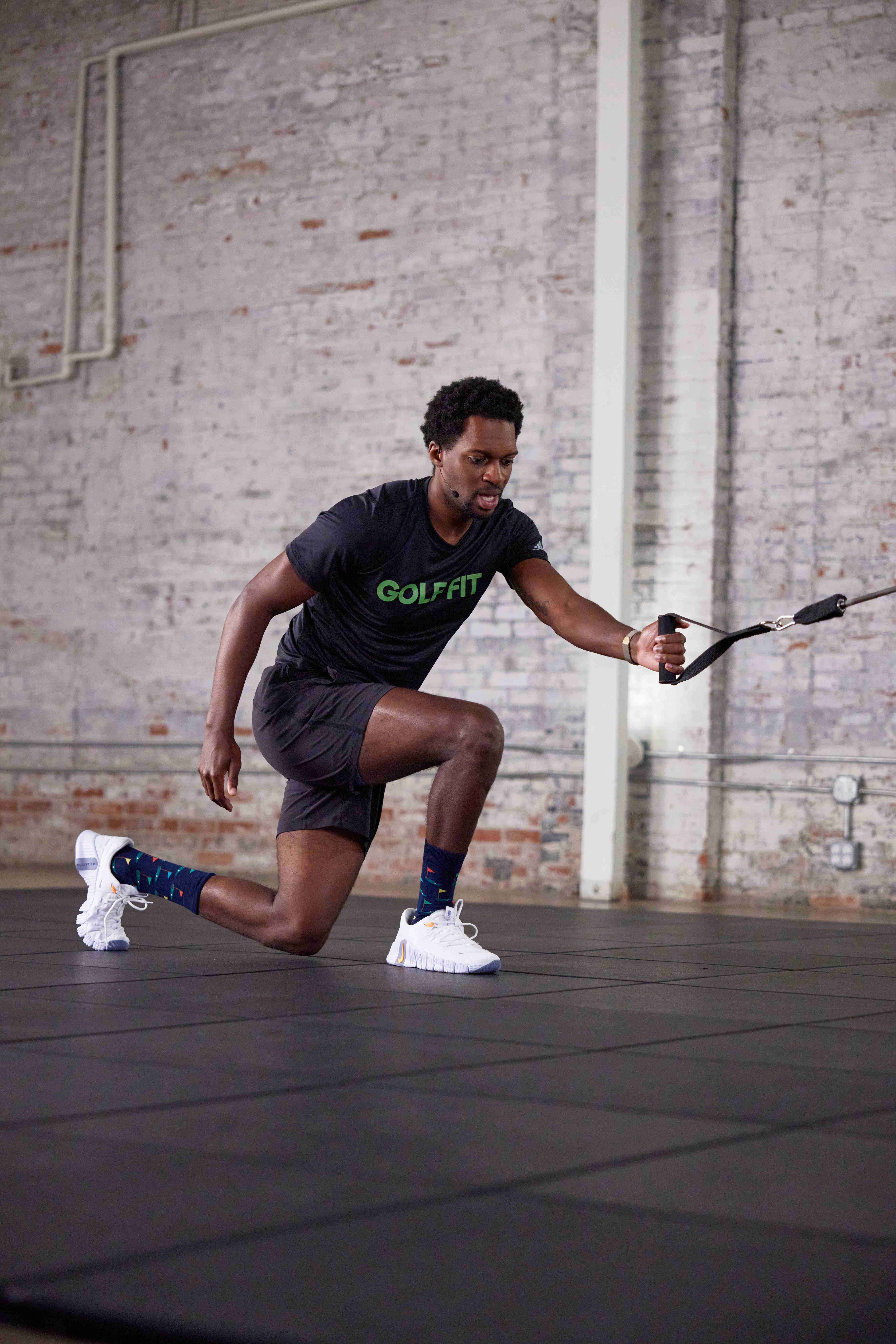 Golf Fit trainer in a kneeling single-arm resistance-band pull